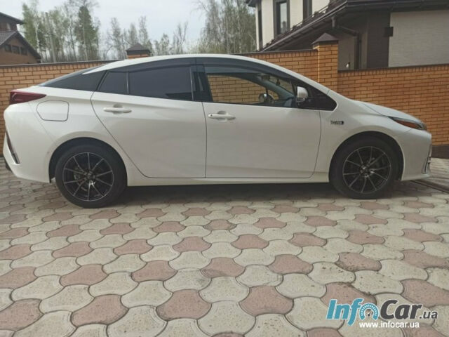 Toyota Prius 2017 года