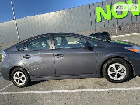 Тойота Приус 2014 року Toyota Prius 2014 року
