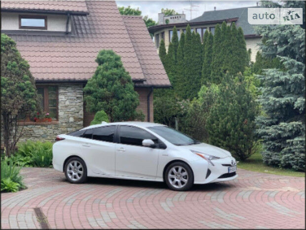 Toyota Prius 2016 года