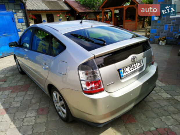 Тойота Приус 2005 года Toyota Prius 2005 года