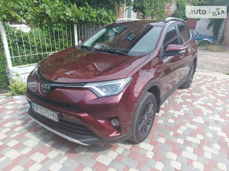 Toyota RAV4 2015 года