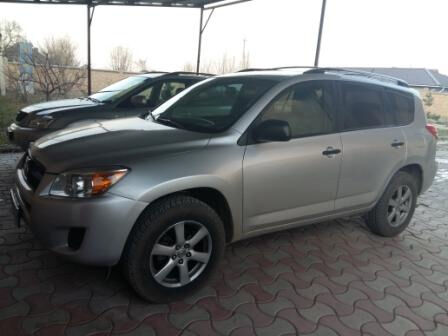 Toyota RAV4 2010 року