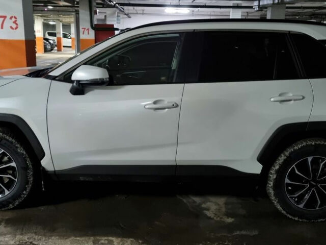 Toyota RAV4 2021 года