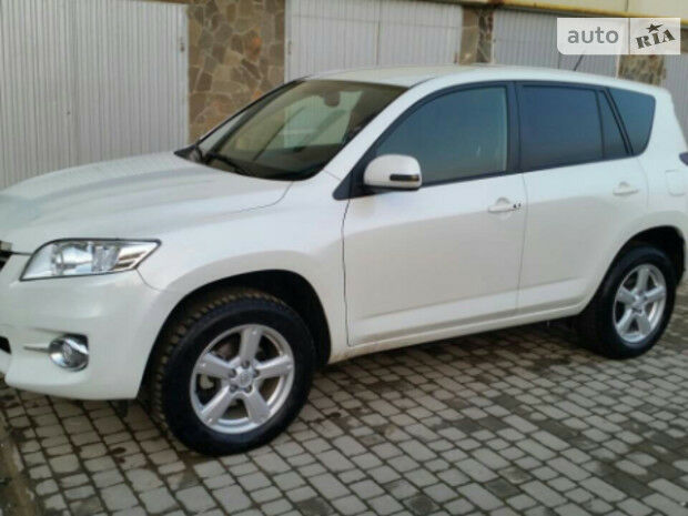 Toyota RAV4 2012 року