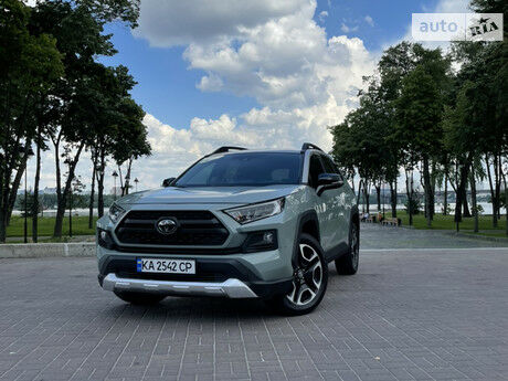 Toyota RAV4 2020 року