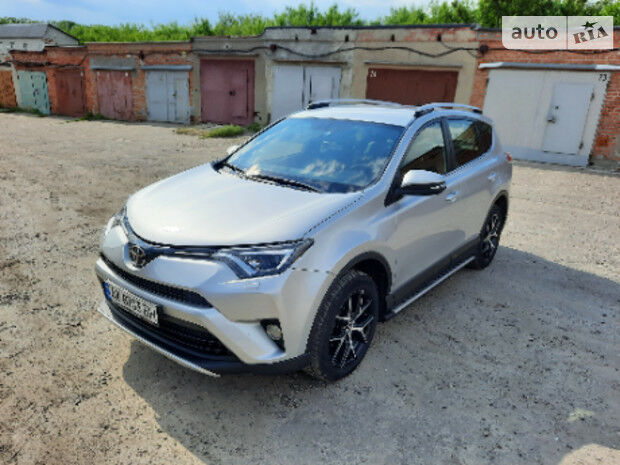 Toyota RAV4 2016 року