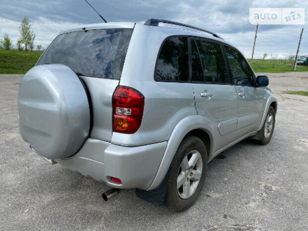 Toyota RAV4 2004 года