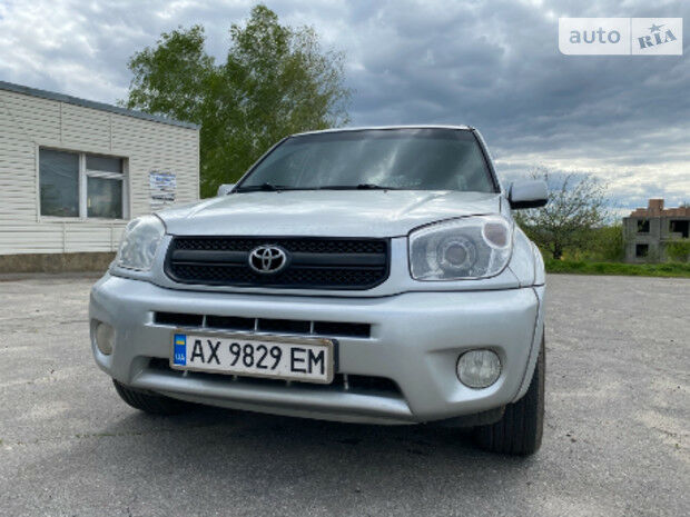 Toyota RAV4 2004 года