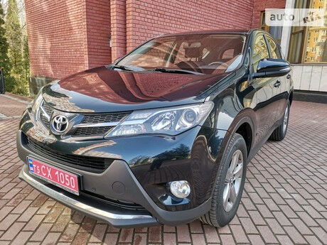 Toyota RAV4 2015 года