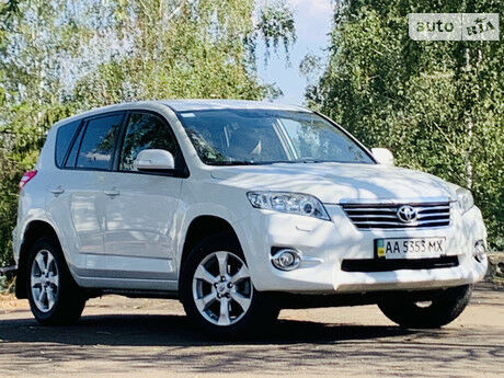 Toyota RAV4 2010 року