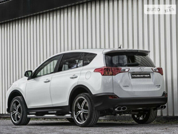 Toyota RAV4 2015 года