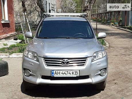 Toyota RAV4 2012 року