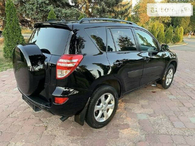 Toyota RAV4 2011 года