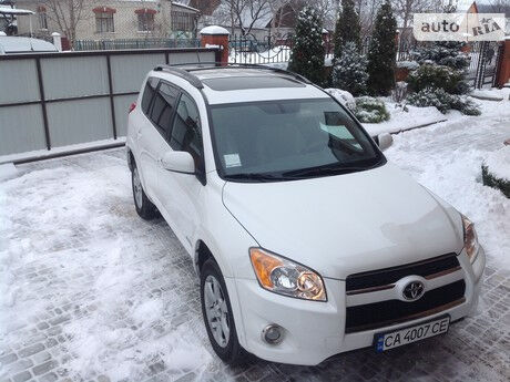 Toyota RAV4 2011 года