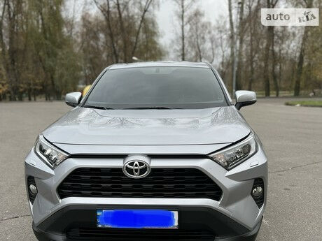 Toyota RAV4 2021 года