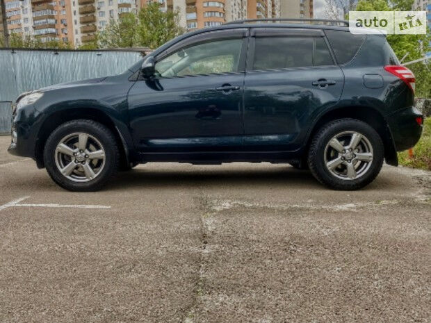 Toyota RAV4 2012 року