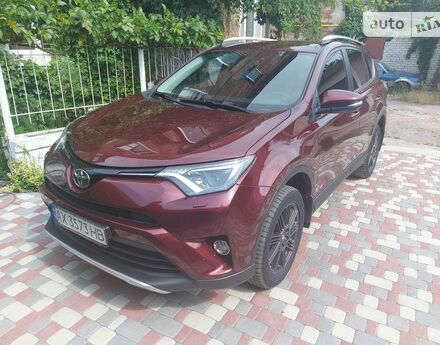 Toyota RAV4 2015 года