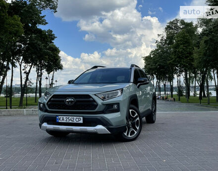 Toyota RAV4 2020 року