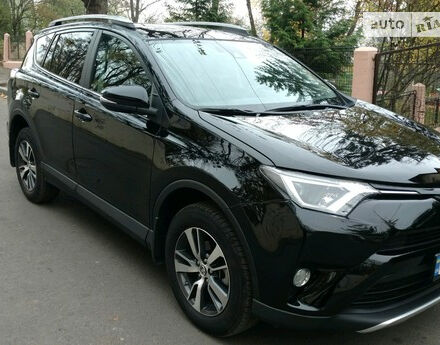 Toyota RAV4 2017 года