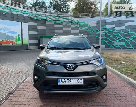 Toyota RAV4 2017 року