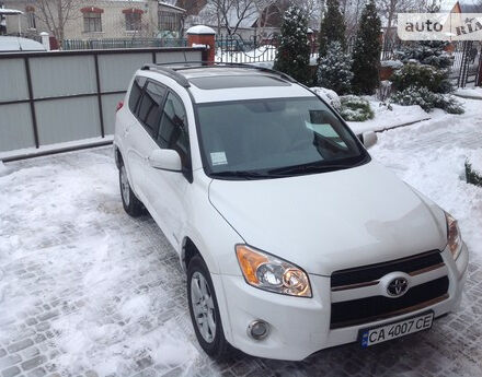 Toyota RAV4 2011 року