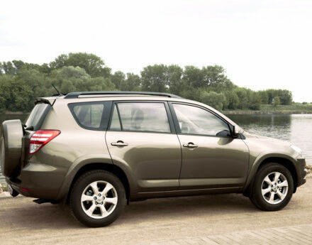 Toyota RAV4 2010 года