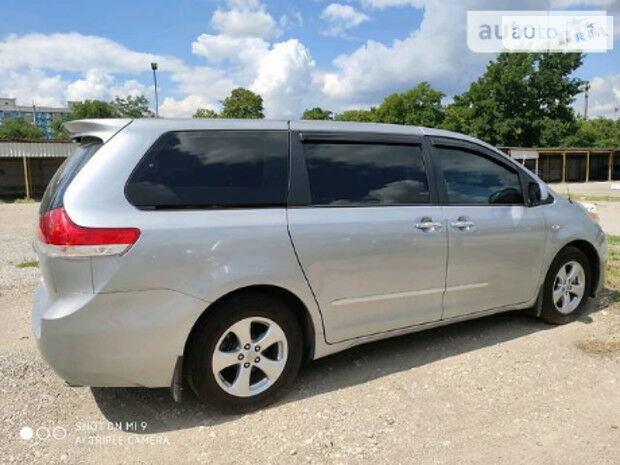 Toyota Sienna 2012 года