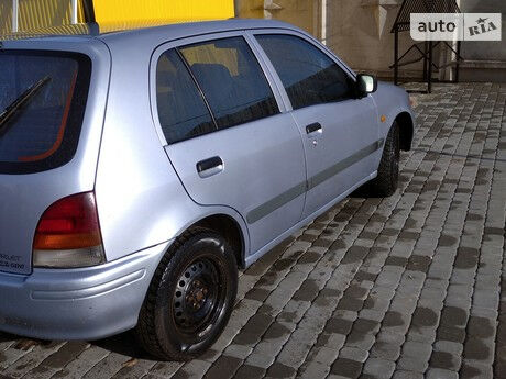 Toyota Starlet 1999 года