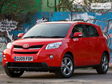 Тойота Урбан Крузер 2002 року Toyota Urban Cruiser 2002 року