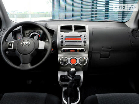 Тойота Урбан Крузер 2002 року Toyota Urban Cruiser 2002 року
