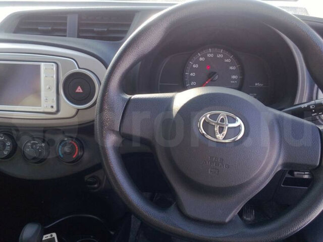 Toyota Vitz 2011 года