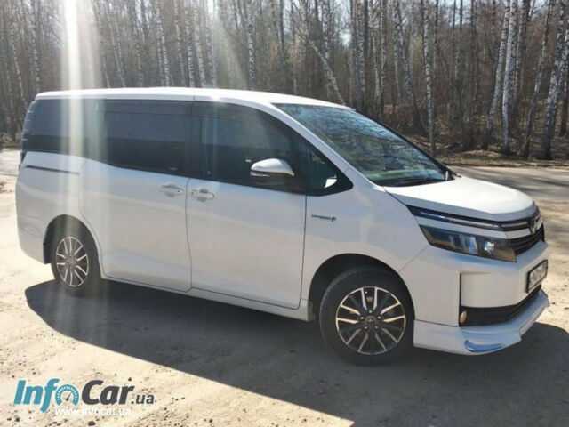 Toyota Voxy 2014 року