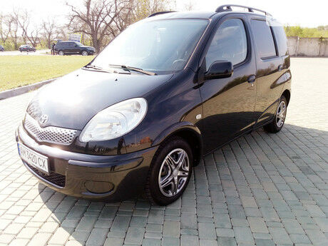 Toyota Yaris Verso 2003 года