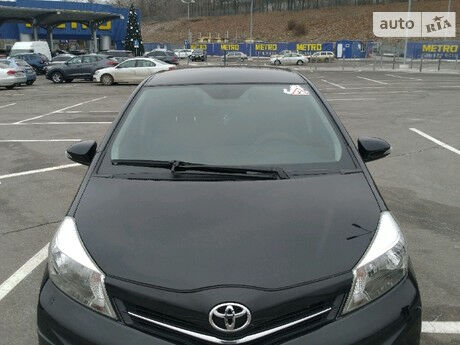 Toyota Yaris 2012 року