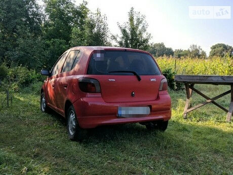 Тойота Ярис 2000 року Toyota Yaris 2000 року