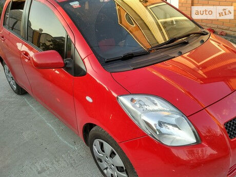 Тойота Ярис 2007 року Toyota Yaris 2007 року