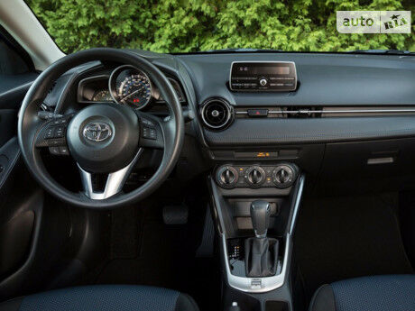 Тойота Ярис 2000 года Toyota Yaris 2000 года