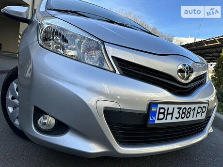 Toyota Yaris 2012 року