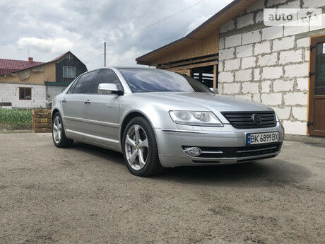 Фольксваген Фаетон 2004 року Volkswagen Phaeton 2004 року
