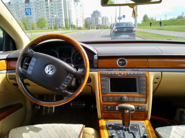 Фольксваген Фаетон 2004 року Volkswagen Phaeton 2004 року