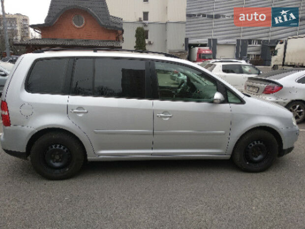 Фольксваген Туран 2005 року Volkswagen Touran 2005 року