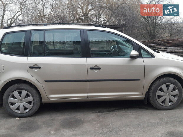 Фольксваген Туран 2013 року Volkswagen Touran 2013 року