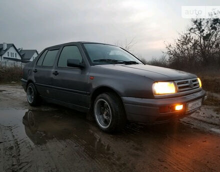 Фото на відгук з оцінкою 2.6   про авто Volkswagen Vento 1993 року випуску від автора “Міша” з текстом: Купував як першу машину в 2017. Тоді за неї дав 3 400₴. З вигляду ціла була. Попередній власник д...