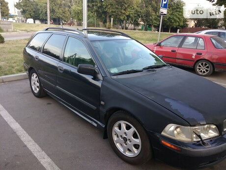 Volvo V40 2001 року