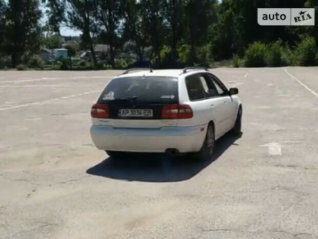 Volvo V40 2001 року