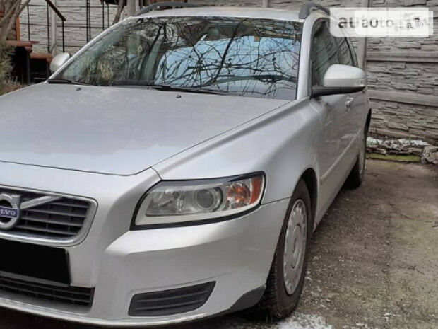 Volvo V50 2010 року