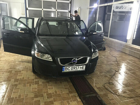 Volvo V50 2010 року