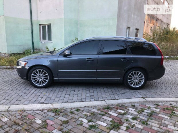 Volvo V50 2011 року