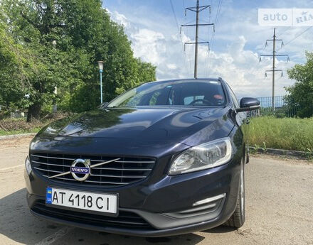 Фото на отзыв с оценкой 5 о Volvo V60 2015 году выпуска от автора "Aleks" с текстом: В будни по Киеву в офис, на выходных часто выезжаю за город, дороги с плохим асфальтом, грунтовки...