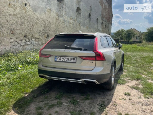 Volvo V90 2017 года